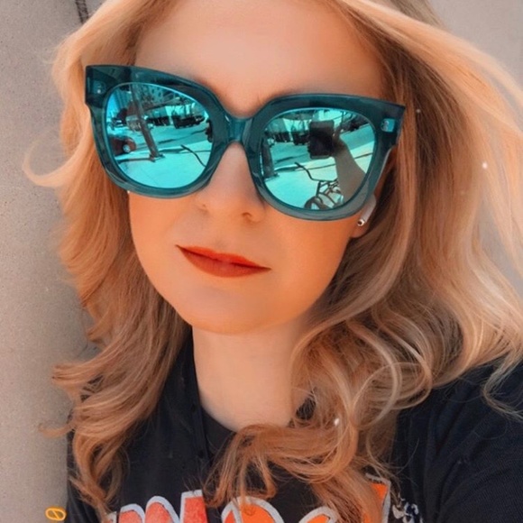 Hi I'm Julie Rose, a fashion blogger and reseller! - Picture 10 of 12